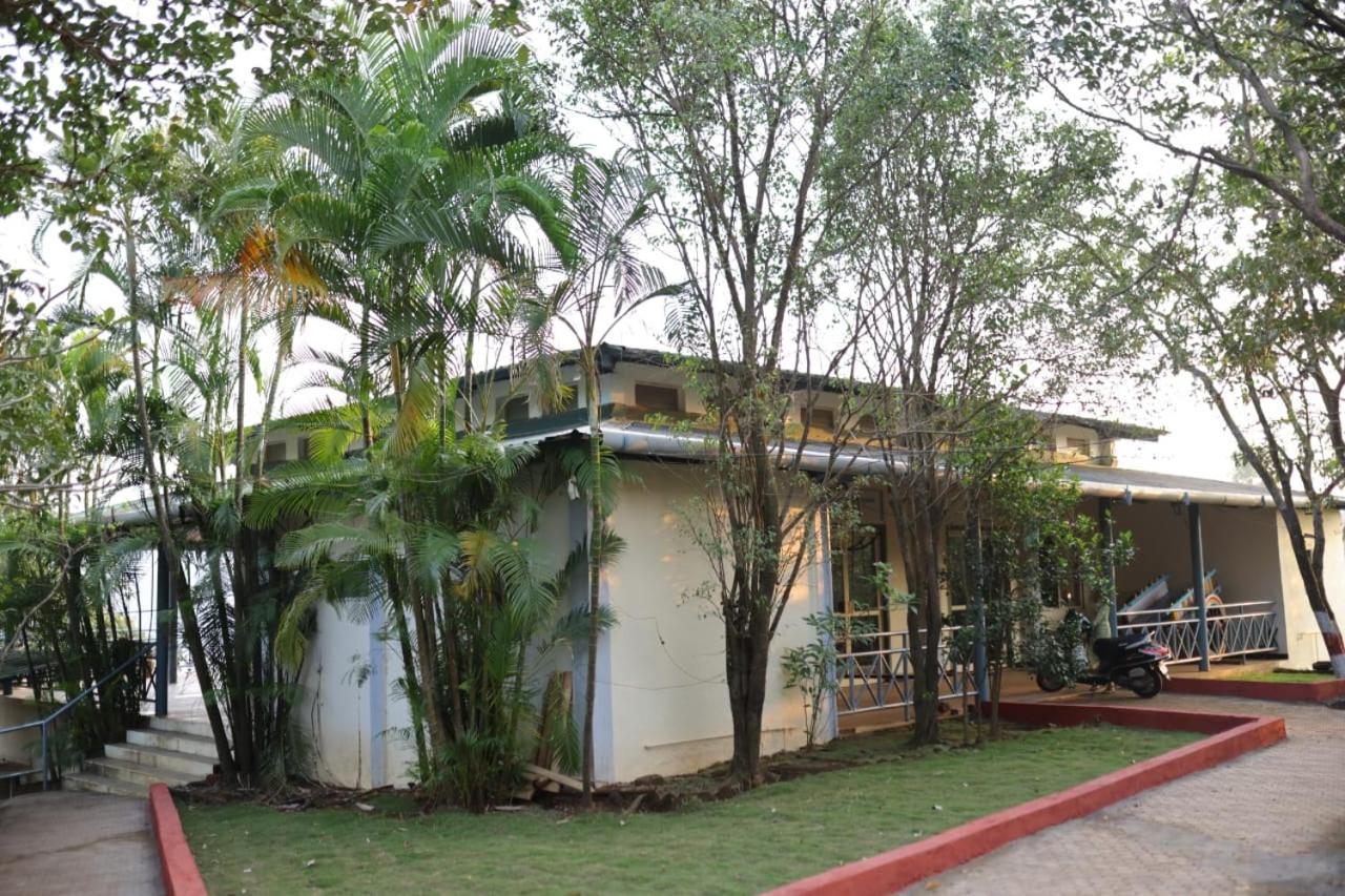 Nisarg Farm Mulshi Bed & Breakfast ภายนอก รูปภาพ