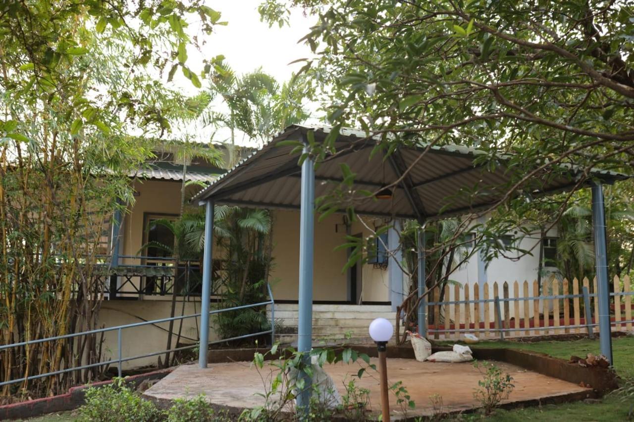 Nisarg Farm Mulshi Bed & Breakfast ภายนอก รูปภาพ